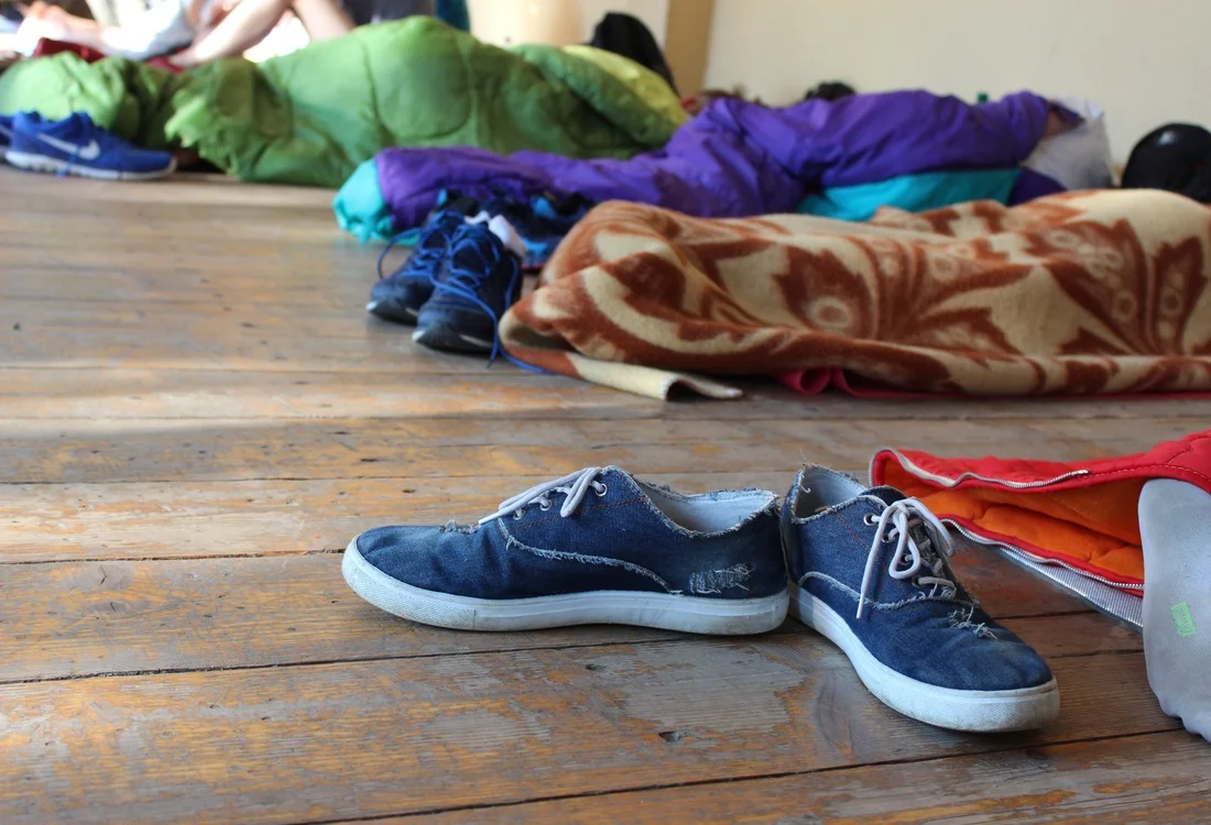 Sleep on the ground in a sleeping bag