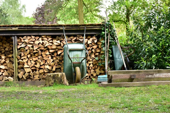 Lagerplatz für Brennholz & Gas