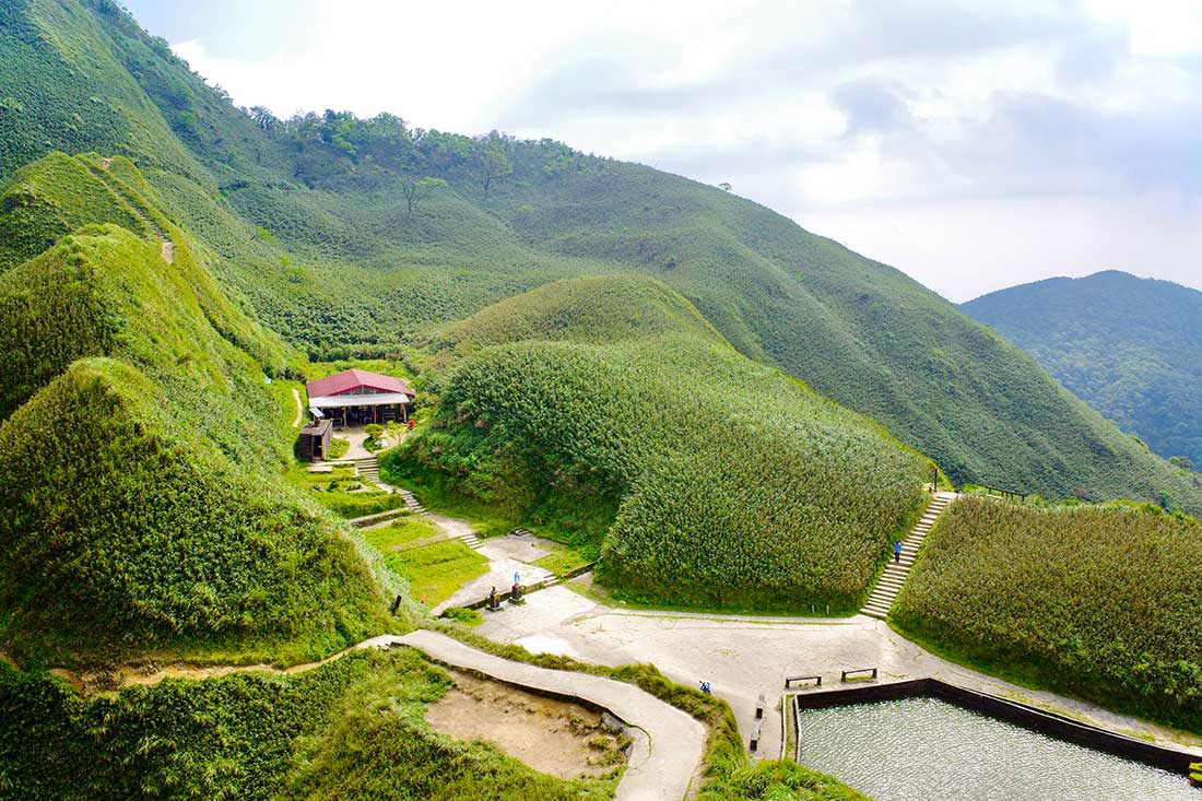 Grüne Hügel mit unterirdischer Anlage